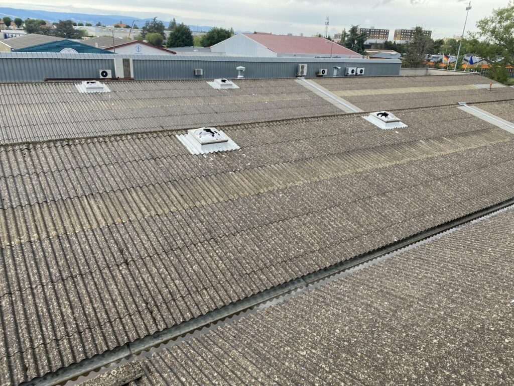 Désamiantage de toiture sur site industriel