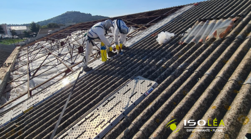 Désamiantage toiture pour pose de panneaux photovoltaïques