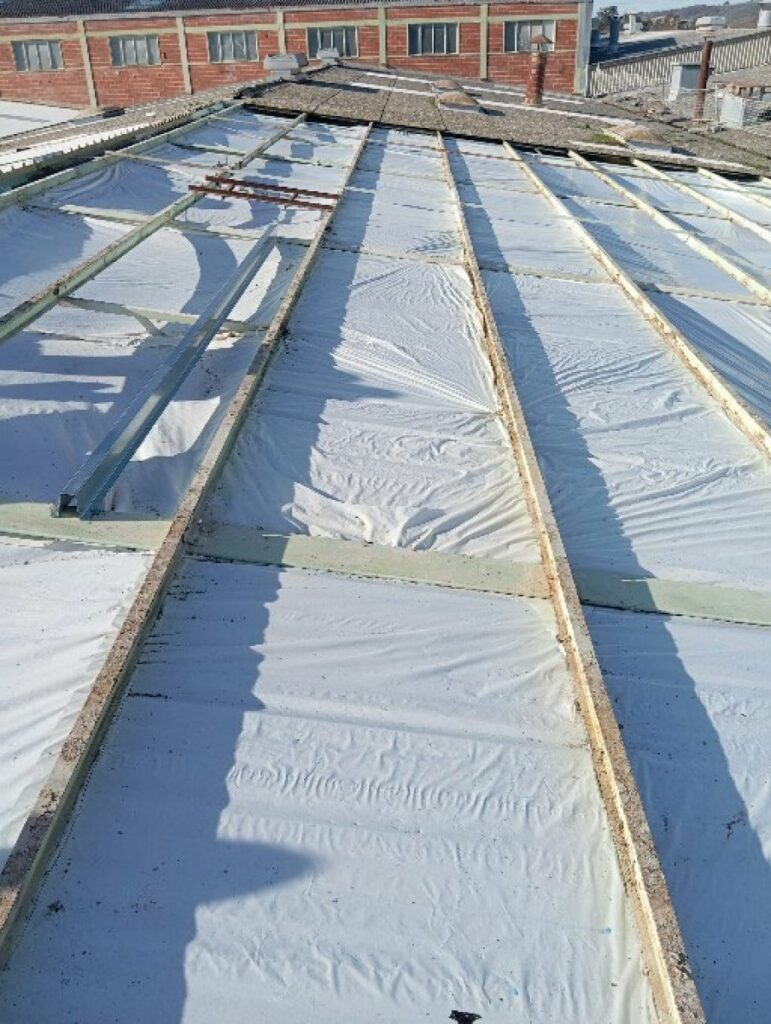 Désamiantage de toiture pour la pose d'une centrale photovoltaïque Edilians Quincieux